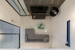 シンプルでモダンなデザインのリビング。大きな窓からの自然光が、室内を明るく照らしている。ソファやテーブルの配置が機能的で、落ち着きのある雰囲気を演出している。