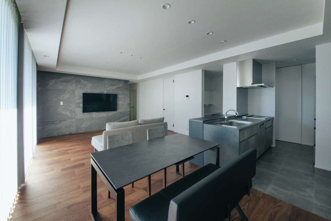 デザインハウス【デザイン住宅、間取り、平屋】壁掛けテレビ背面のタイルは600×1200角の大判。間接照明の光が高級感を醸す