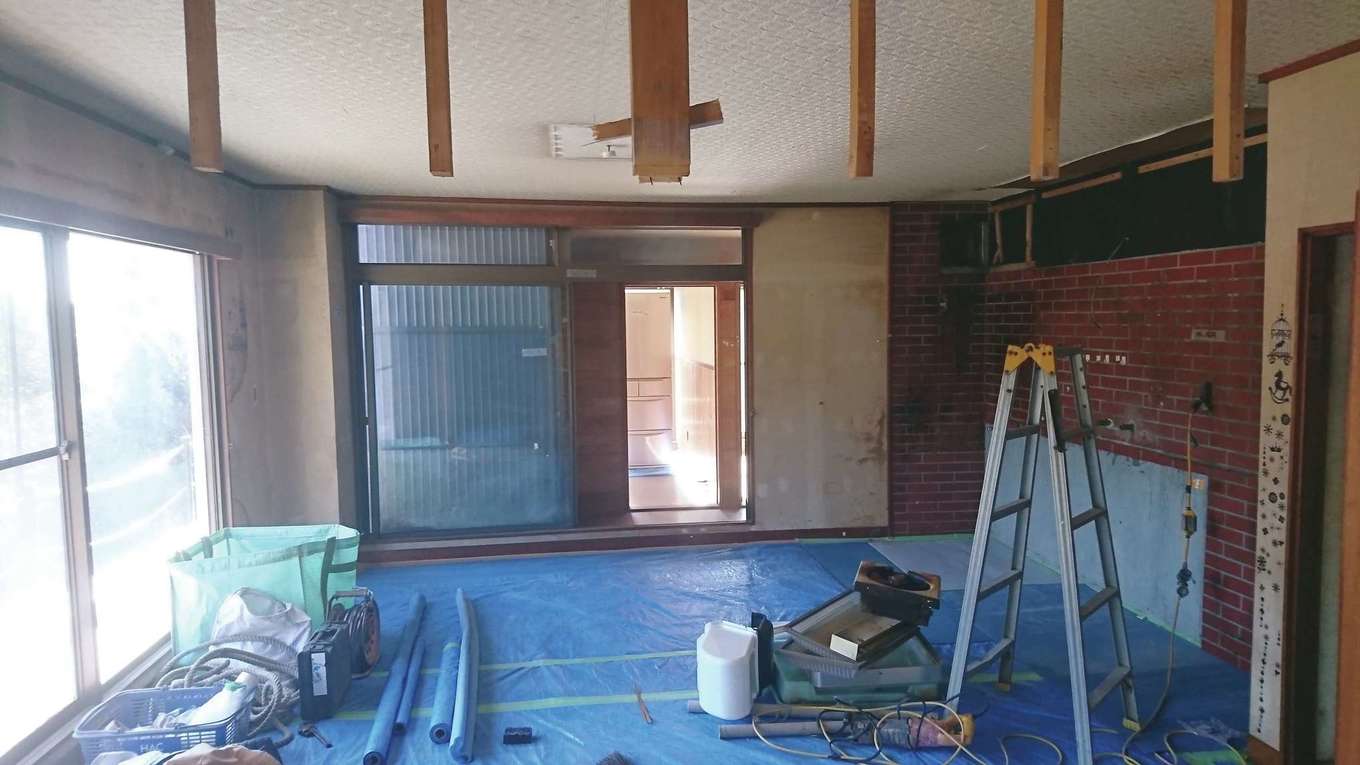 以前のキッチンは壁付けタイプで、奥さまの母も祖母も家族に背を向けて、孤独を感じながら黙々と料理をしていたそう