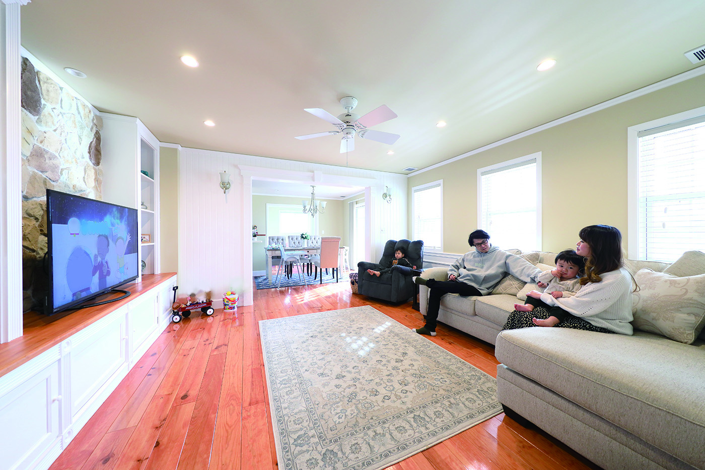 ジェネラルアメリカンホーム【デザイン住宅、輸入住宅、ガレージ】ゆったりとした27.5畳のLDK。アメリカから取り寄せた石の壁が、空間のアクセントになっている