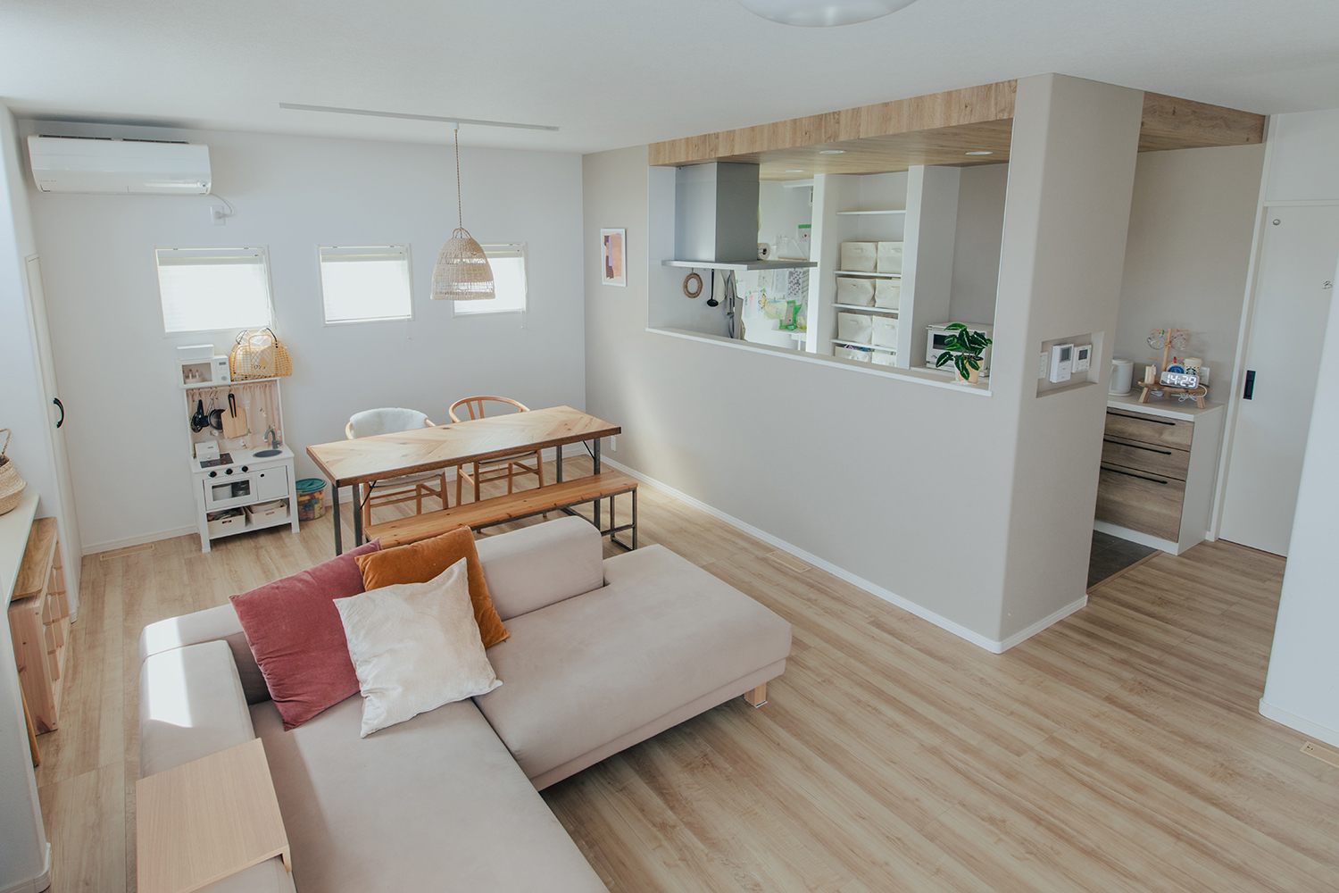 子育て安心住宅 Design Craft Office【デザイン住宅、子育て、間取り】対面キッチンの横に壁を立て、作業中の水ハネや、シンク回りがリビング側から見えないように配慮。いつでもスッキリした印象に