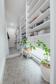 玄関ホールの収納棚には夫妻の靴コレクションがずらり