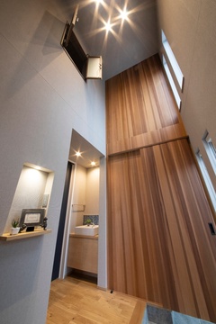 木材と漆喰が織り成すシンプルモダンの家