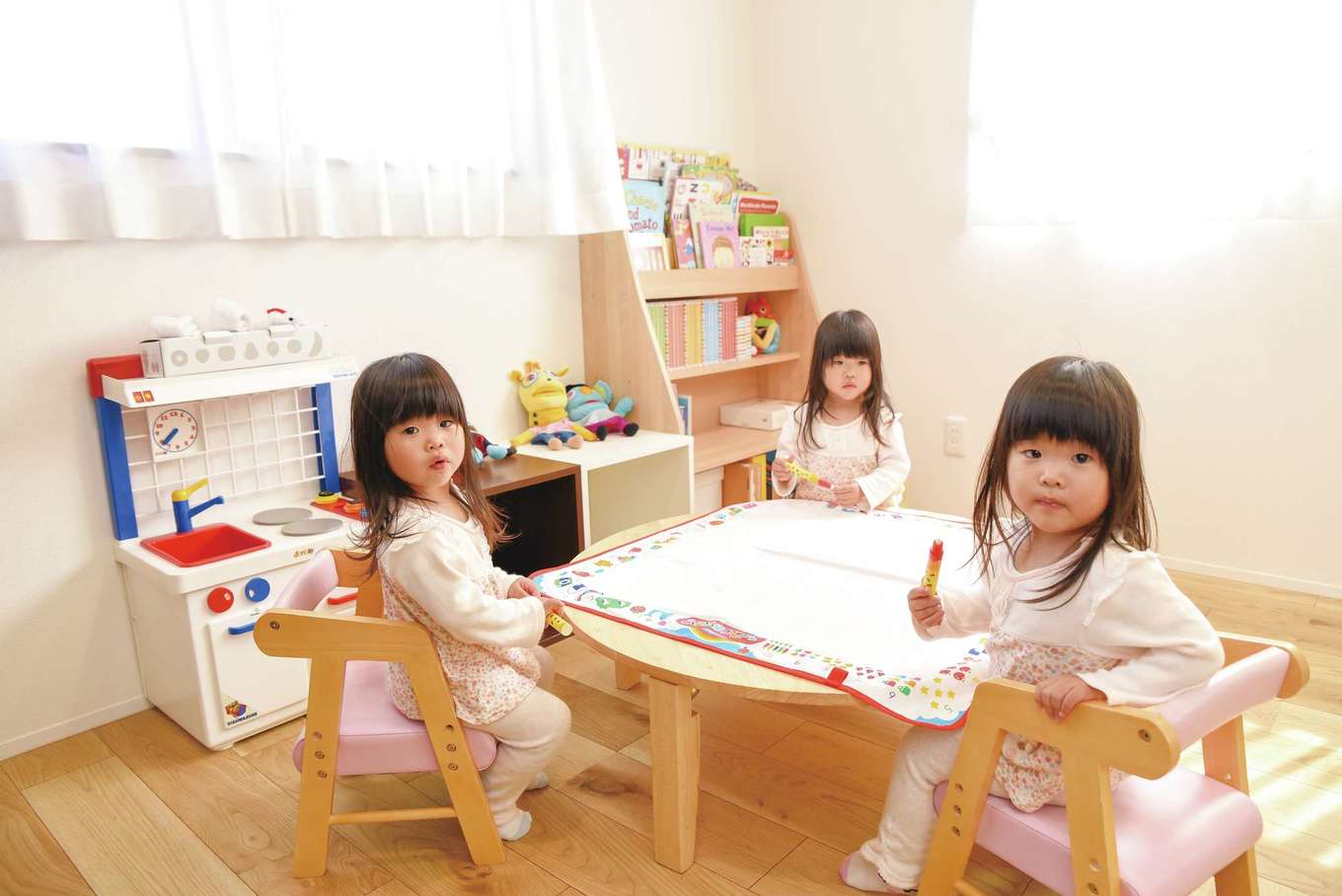 三和建設【子育て、収納力、間取り】子ども部屋は将来2分割することを想定して、ドアや収納が2つずつ。今はまだ、何をする時も3人一緒！