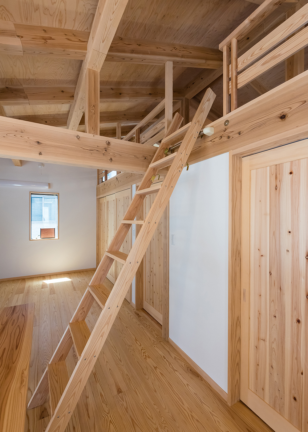 アクトホーム【収納力、自然素材、省エネ】2階のフリースペースから上がる事ができるロフト