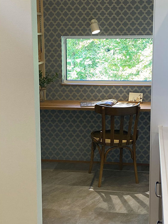 Techno Home Aizawa【デザイン住宅、自然素材、高級住宅】キッチン奥にある書斎スペース。家事の合間に、緑に癒されながら贅沢な一人時間を