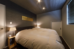 日本の伝統工芸美術である「箔押し」でつくったオブジェ（特注）を主寝室の壁に飾り、インテリアを楽しむ