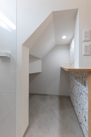 階段下を有効活用したフリースペース。趣味の作業や小物の収納に最適なコンパクトで機能的な空間。