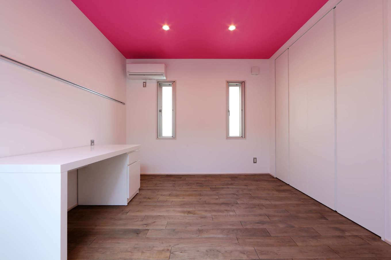 BAUM HOME（岩崎工務店）【デザイン住宅、平屋、鉄骨鉄筋コンクリート構造】天井にアクセントカラーを配置した洋室。ビビットな色味が気分をアゲてくれる