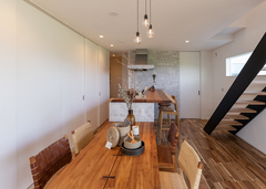 見渡し良好なコックピット型キッチンを採用。“ながら家事”に最適で、リビングで家族がくつろいでいるときも、子どもたちがダイニングテーブルで宿題をしているときも、声をかけながら料理や片付けができる