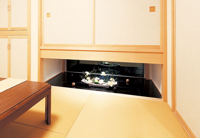 住宅工房 アリアンス【デザイン住宅、自然素材、間取り】吊り押し入れの下部スペースは、ミニギャラリーとしても活用でき る。ここからの光を感じるだけで、空間の広がりが変わってくる