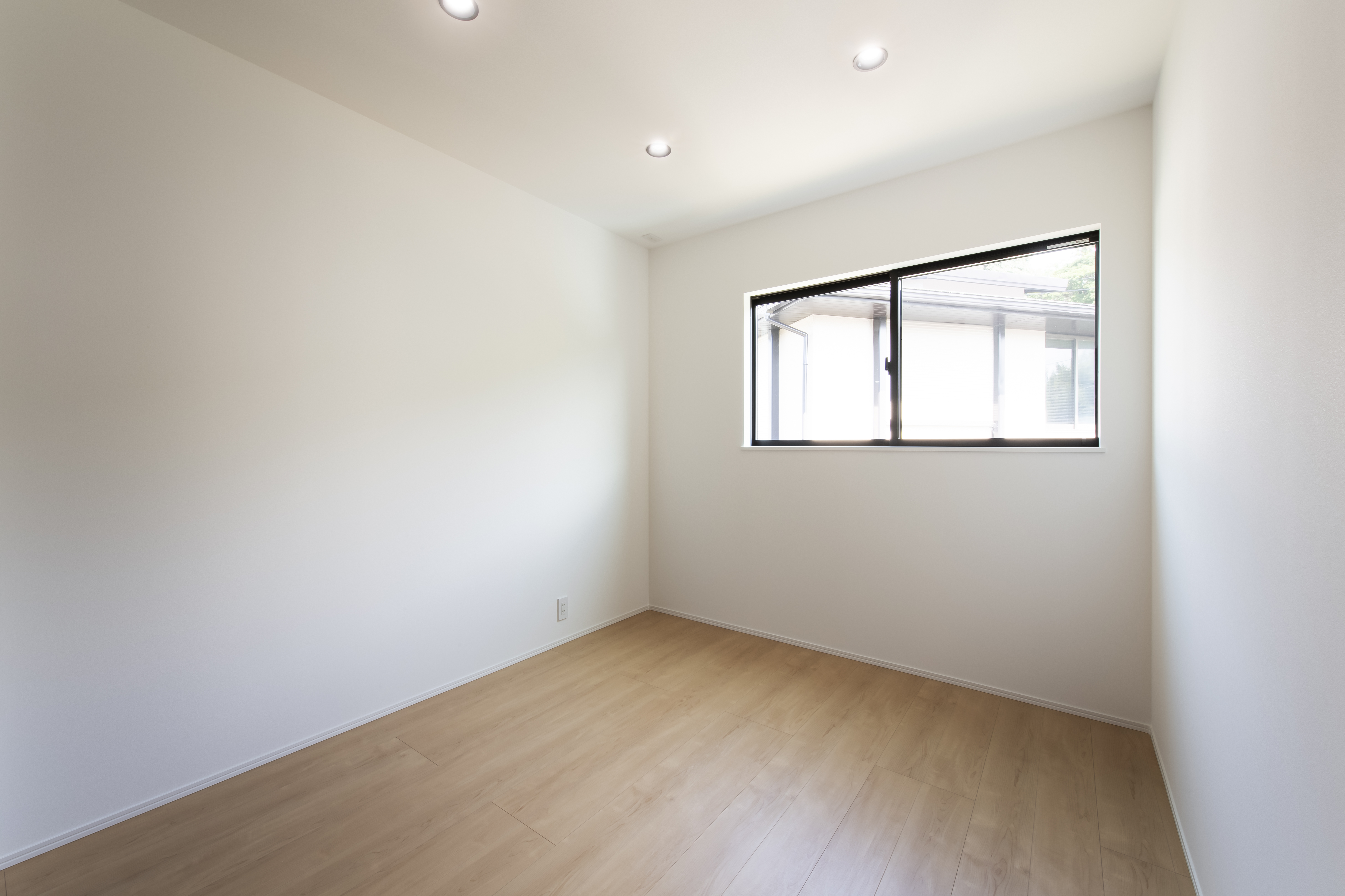 スズイチ｜窓からの自然光が温かい居室。インテリアは極めてシンプルで、使い勝手に優れている。