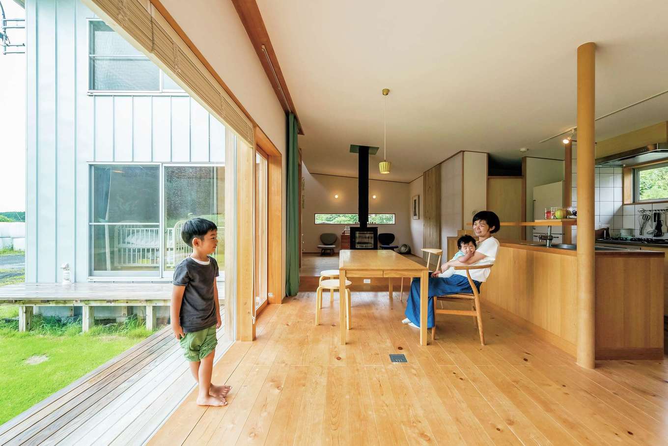 富創 -ふそう-【子育て、自然素材、建築家】住む人の好きな家具や雑貨のことを考え、ディテールは作り込まれているけれど、ストレスを感じさせるような過度なデザインではないのがポイント。敷地の状況や景色の見え方、外とのつながりを重視して建てられている。サッシは木製