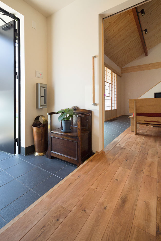 建築システム（狭小住宅専門店）【和風、夫婦で暮らす、平屋】和の香り漂う優しい玄関ホール。すぐ横にリビングを併設した事で、狭さ・暗さとは無縁な空間が広がる