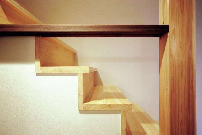 石牧建築｜大工の手しごとが冴え渡るヒノキの階段。高さ、奥行き、傾斜まで緻密に計算されている
