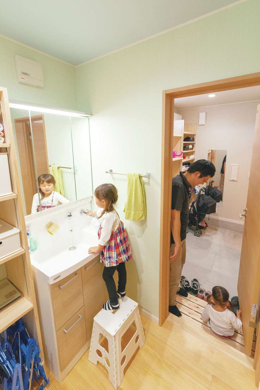 片山建設【収納力、自然素材、間取り】土間収納から直接洗面脱衣所に。子どもたちも帰宅後の手洗い習慣が身に付いている