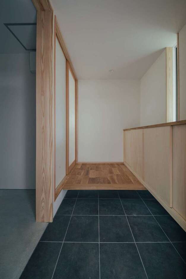 3畳分の土間収納と造作の収納が便利な玄関