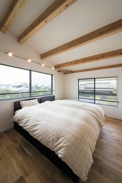 ダー クブラウンの自然塗装で安らぎを演出した主寝室