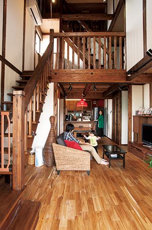 サイエンスホーム【1000万円台、デザイン住宅、ガレージ】ストリップ階段と２階の格子の手すり、さらに、小屋裏に上がる階段が奥行きを強調し、その美しい造形美が真壁造りの醍醐味を感じさせる