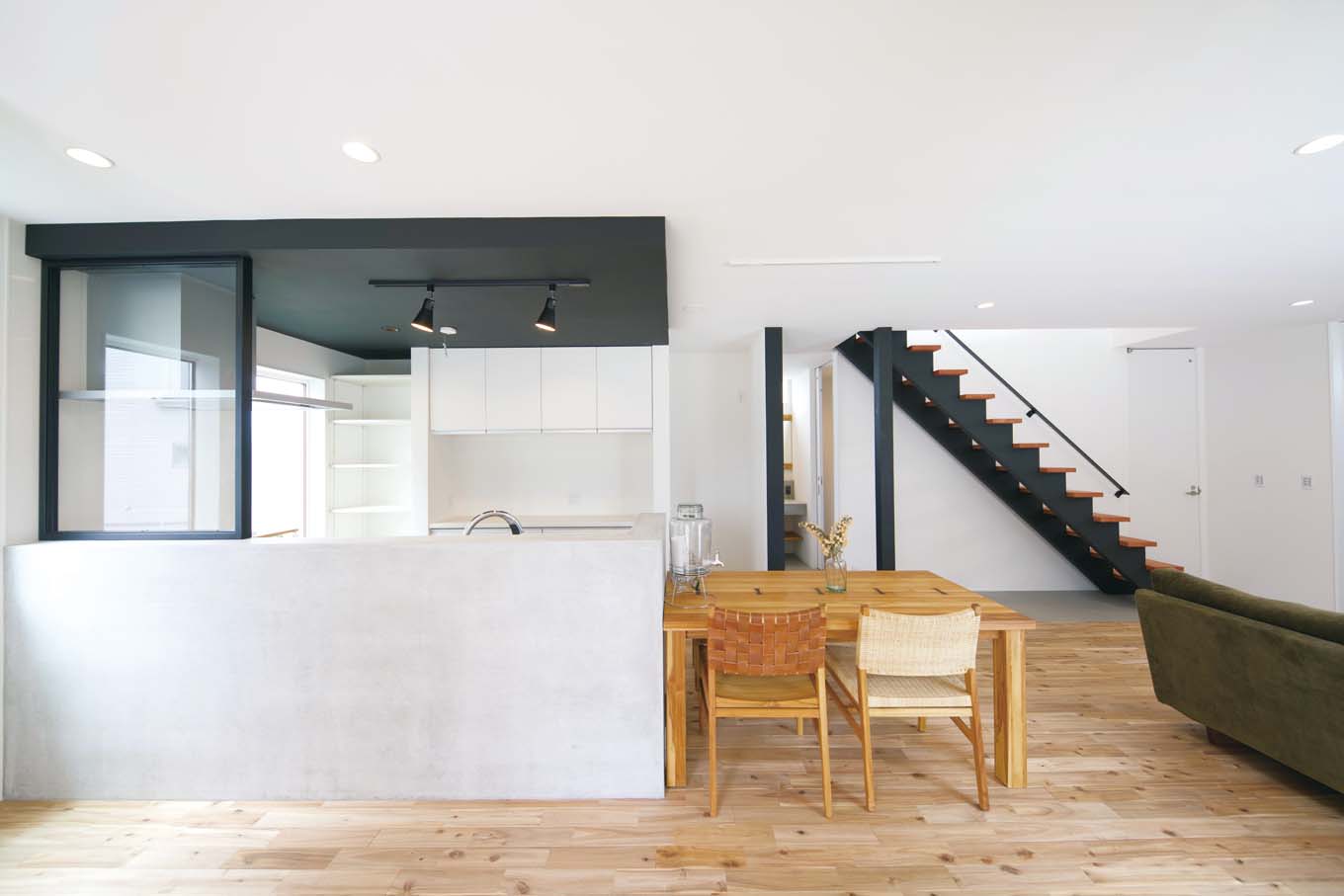 ARRCH アーチ【デザイン住宅、建築家、インテリア】オシャレなカフェやビストロをイメージさせるオープンキッチン。天井をあえて少し下げ、腰壁をモルタル仕上げにしたことでLDKのアクセントとなっている