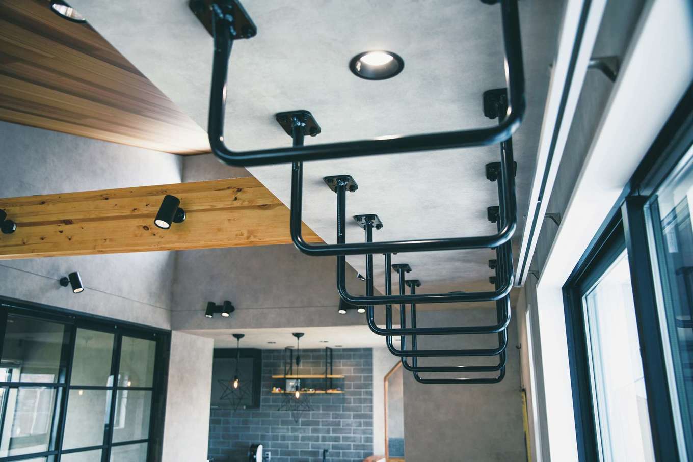SEVEN HOUSE/セブンハウス【デザイン住宅、趣味、インテリア】3兄弟にたくましく育ってほしいという奥さまからの要望で、ウンテイを設置した。5cmごとに短くしたのが特徴で、腕に負荷がかかるようになっている。造りも頑丈で、大きくなったら懸垂バーとしても使える。「ときどき洗濯物のハンガーがかかってますけどね」とご主人がこっそり教えてくれた