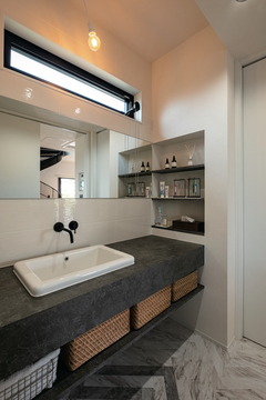 雑然としがちな洗面台回りもデザインと実用を兼ね備えてスタイリッシュに造作