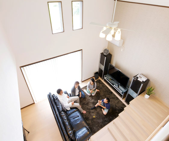 水田建設【1000万円台、二世帯住宅、間取り】開放感あふれる吹抜けのリビング。ハイサイドサッシからの光と風が気持ちいい