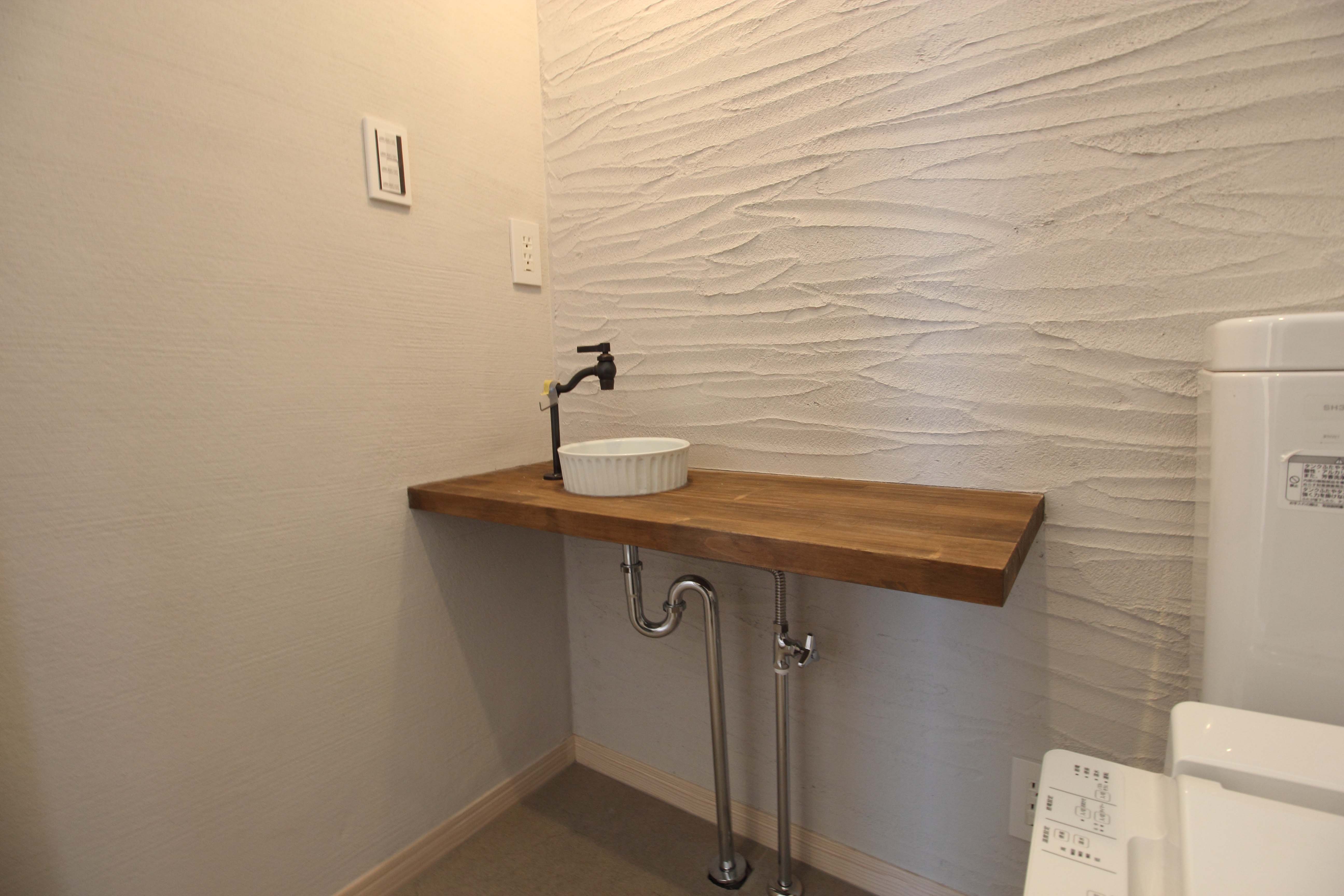 木のすまい工房｜2階のトイレに作った洗面台。