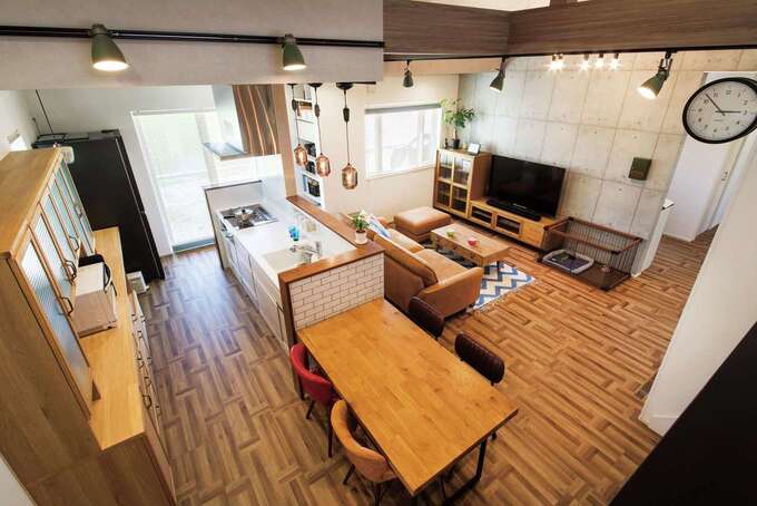 勾配天井が開放的なLDK。オープンキッチンからは室内全体が見渡せる