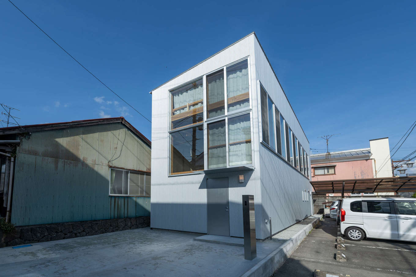 建杜 KENT（大栄工業）【デザイン住宅、狭小住宅、建築家】通りに面した正面の大きな窓が印象的。側面の窓は、将来隣りに家が建っても、視線が合いにくいようにとの配慮