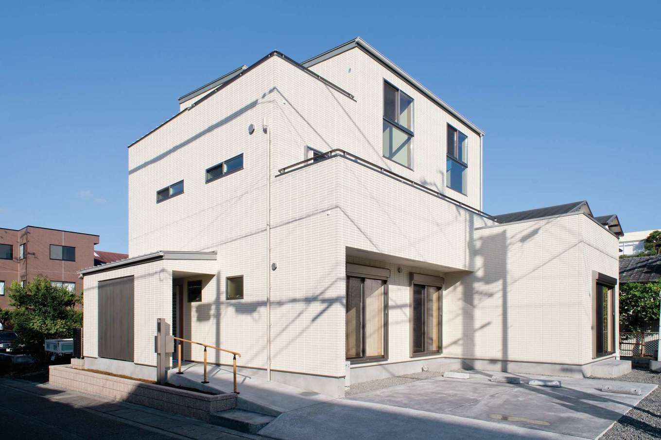 仲田工務店【収納力、自然素材、間取り】通りに面した開口部は少なくしてプライバシーに配慮。玄関は2つ設け、子世帯は直接2階に上がれる