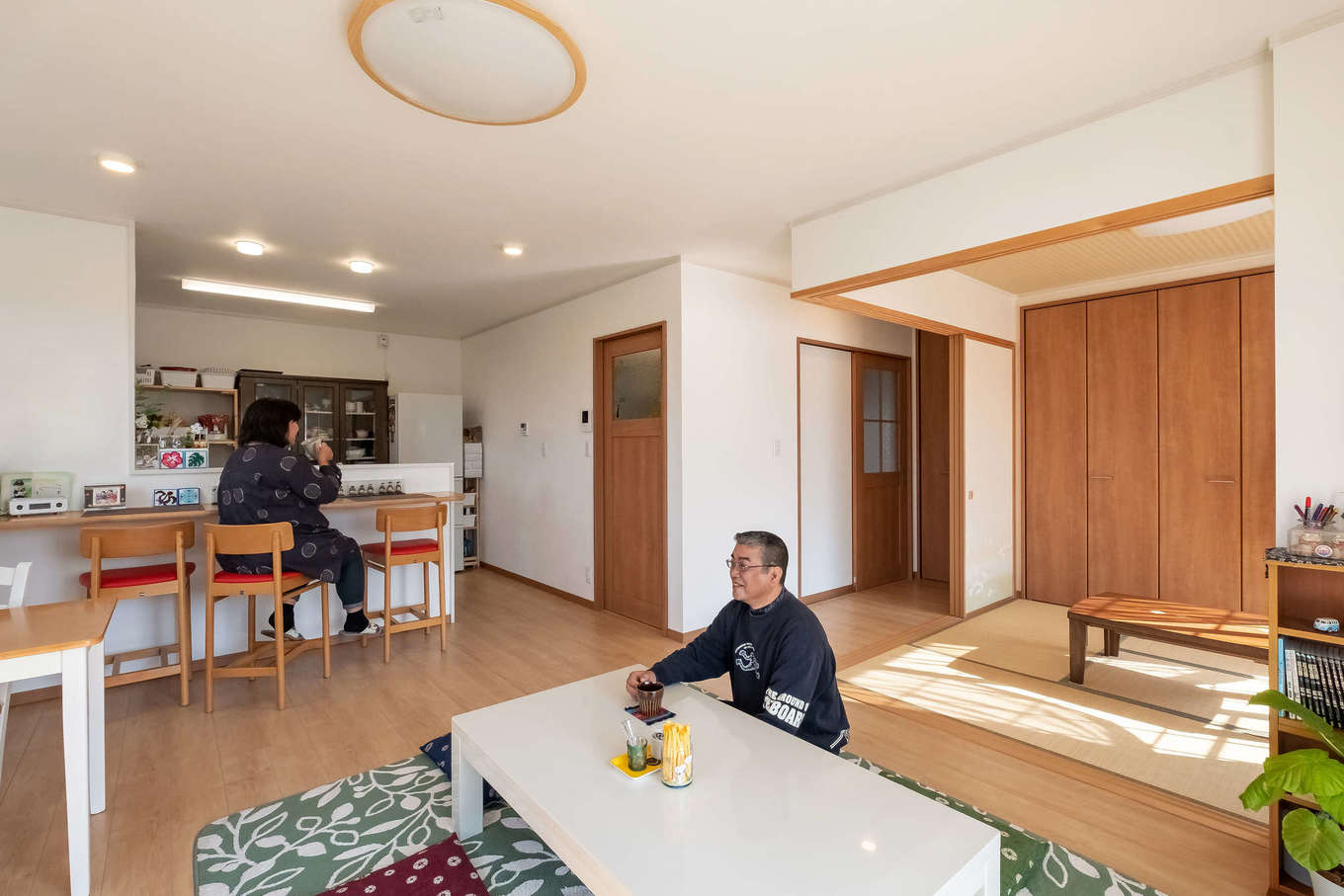 ＩＤＫ 住まいの発見館【1000万円台、夫婦で暮らす、平屋】和室の襖を開けば、LDKは22畳もの広さに。カウンターやテーブルの高さは大工さんの配慮で当初の計画よりも上げてもらった