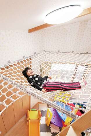 ハンモック気分でネットの上でお昼寝も。子どもたちが自由に遊べる空間には、ご主人のアイデアが満載