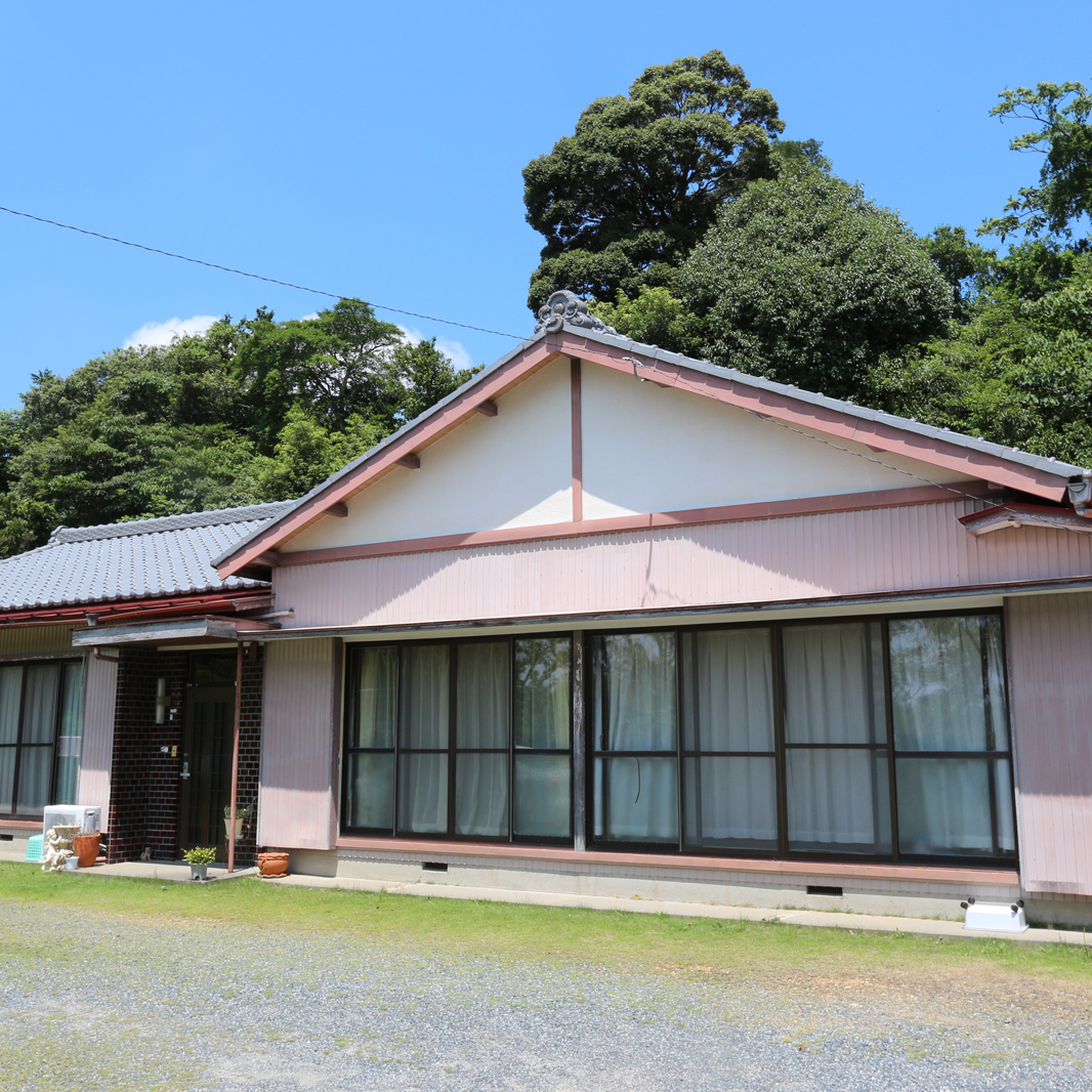築40年を超える建坪45坪の平屋。家相として良くないとされる中央に配置された玄関が気がかりだった。水回りの位置も鬼門を避けて移動させ、38坪に減築することになった。