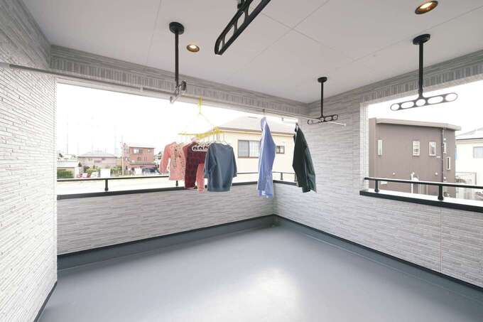 片山社長の提案で設けた屋根付きのバルコニー。留守中に小雨が降っても濡れないので安心