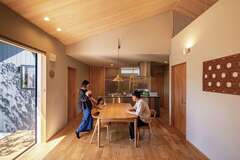 すべての部屋につながるリビングが家族が集まる憩いの場