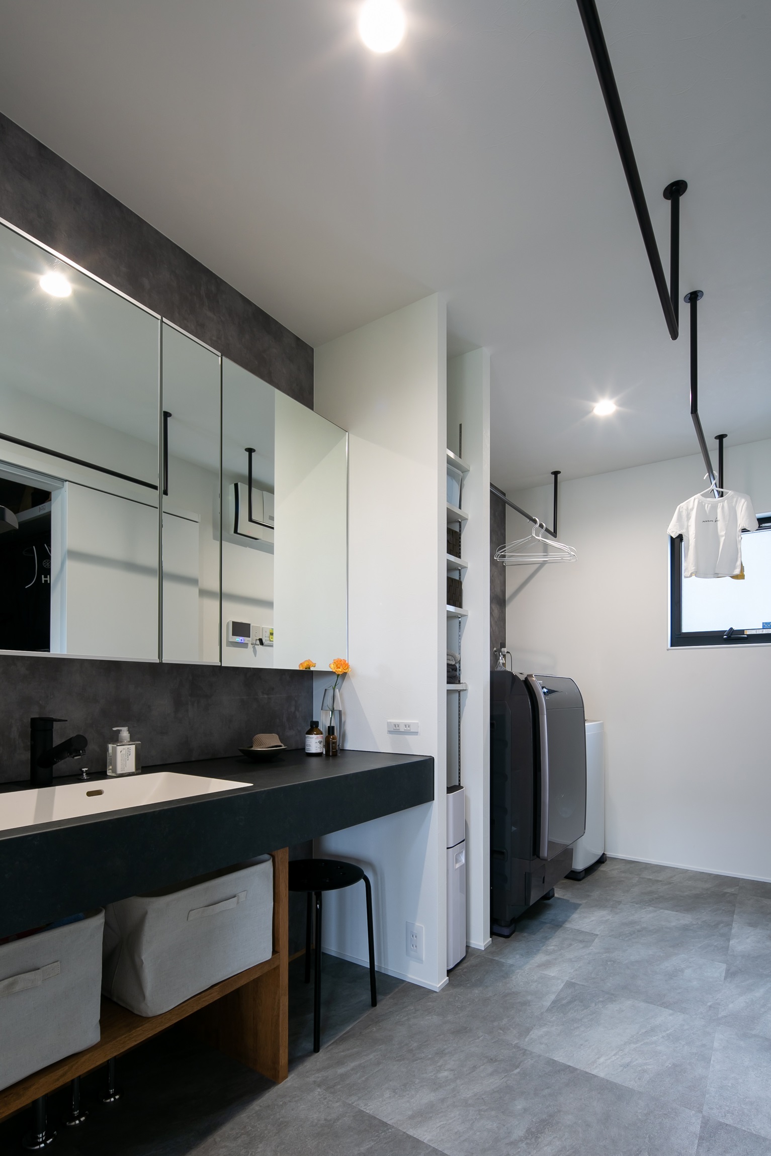 シンプル｜4帖の洗面脱衣室。
アイアンを3本つけ、室内干しスペースを確保。