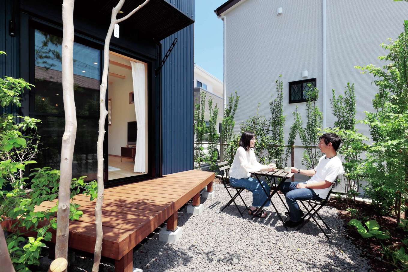 フジモクの家（富士木材）【デザイン住宅、収納力、自然素材】植栽で目線を遮りつつ、BBQや日向ぼっこを楽しめるウッドデッキ