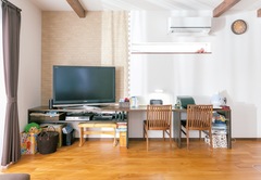 テレビボードとスタディコーナーを一体化した造作カウンターは、360cmとワイド サイズ。テレビ側の壁には調湿・消臭効果のあるエコカラットを