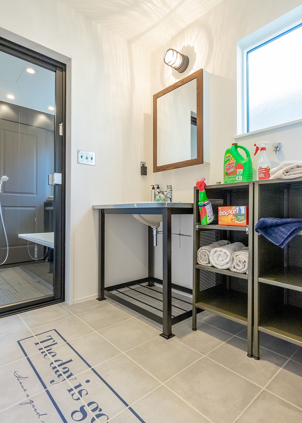 オレンジハウス【静岡市葵区沓谷5-9-14・モデルハウス】【HYGGE】「LOST AND FOUND」の洗面台が似合うパウダールーム。ガラス戸の向こうに浴室がある