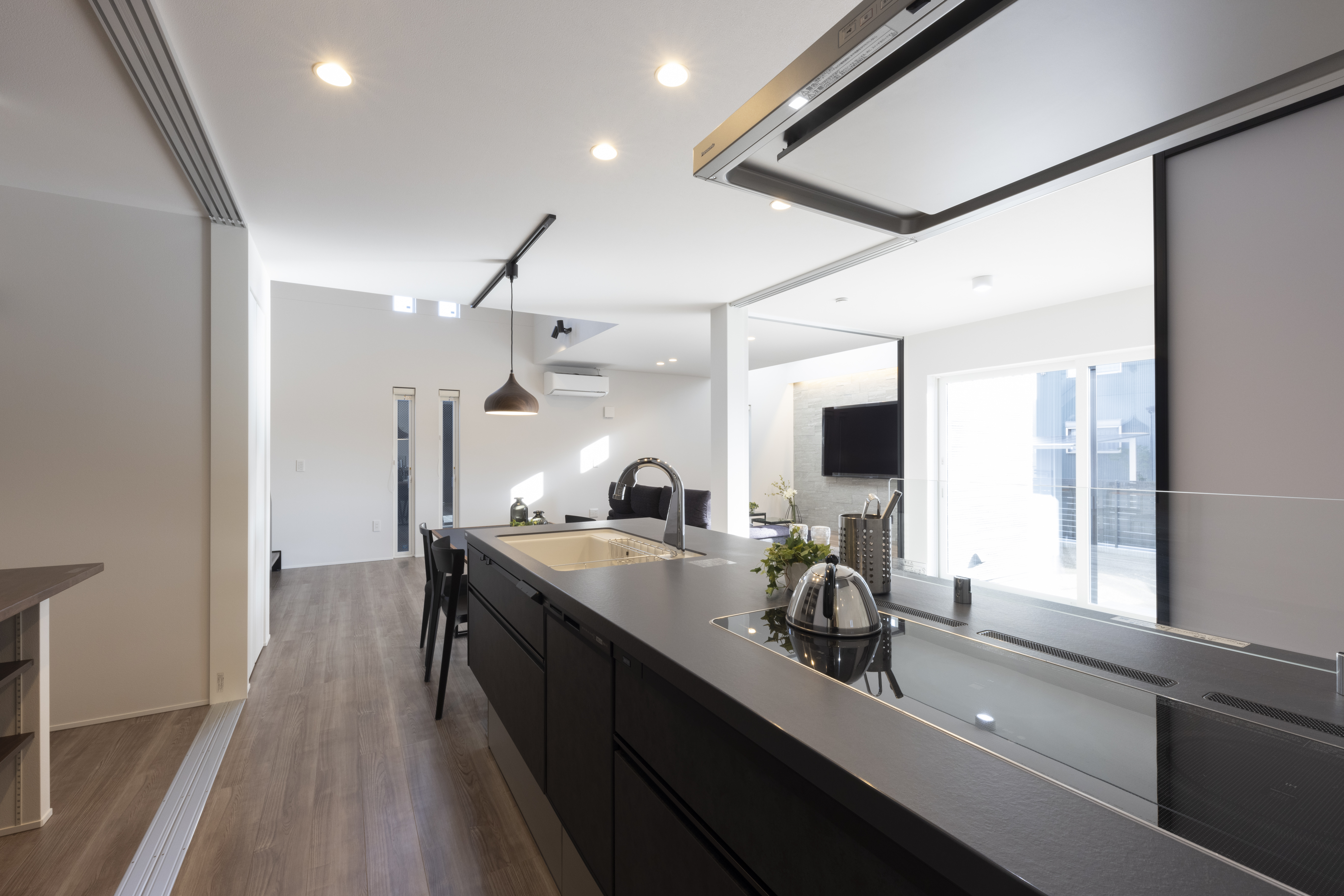 フェスティナ・レンテ｜開放感あふれるLDKの空間。モダンなデザインのキッチンが、リビングやダイニングと一体となり、家族の交流を促進するレイアウトである。