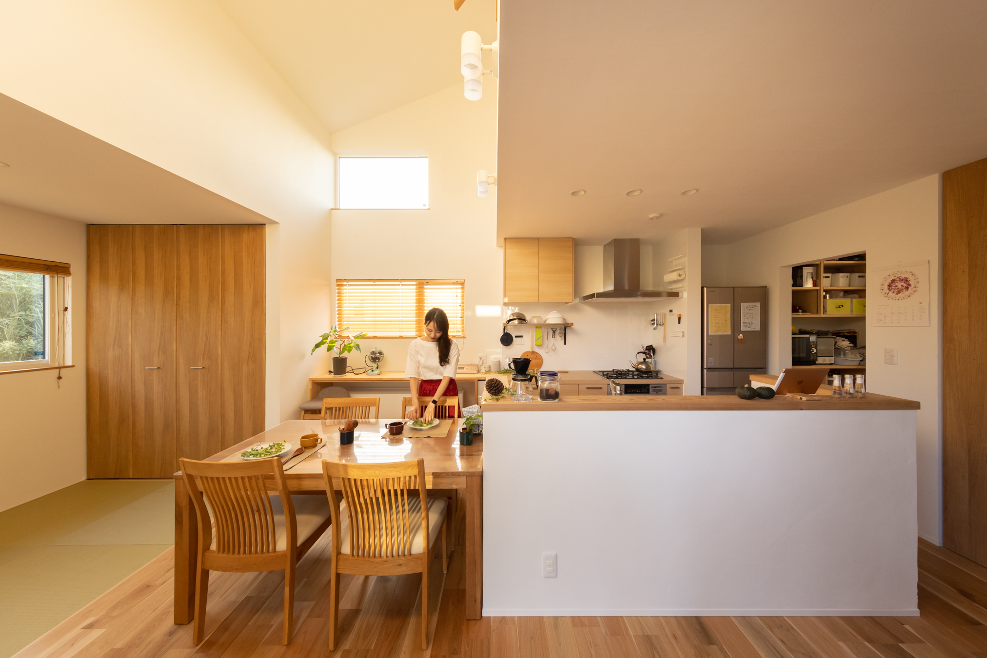 木粋舎 一級建築士事務所｜開放感あふれるキッチンには、ウッド調のインテリアが配置され、家事をしながらも家族との会話が楽しめる空間。