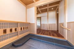 シニア世代もゆったり安心 大黒柱が見守る回遊動線35坪4LDKの平屋