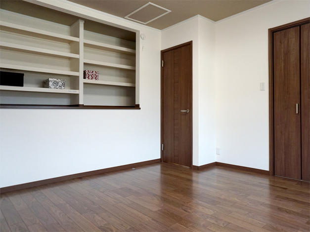 オープン収納に加えて扉付きの収納があり、また奥にはウォークインクローゼットもあるため、かさばる衣類や季節の電化製品などの置き場所に困ることがない