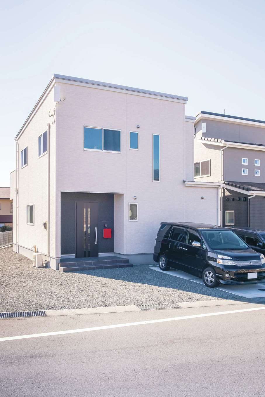 アフターホーム【デザイン住宅、間取り、インテリア】真っ白な外観に玄関まわりだけ濃色でアクセント