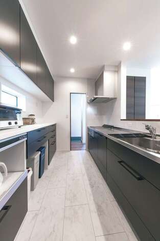 玄関を入ってすぐにキッチンという動線は買い物帰りの利便性を考えた奥さまの希望