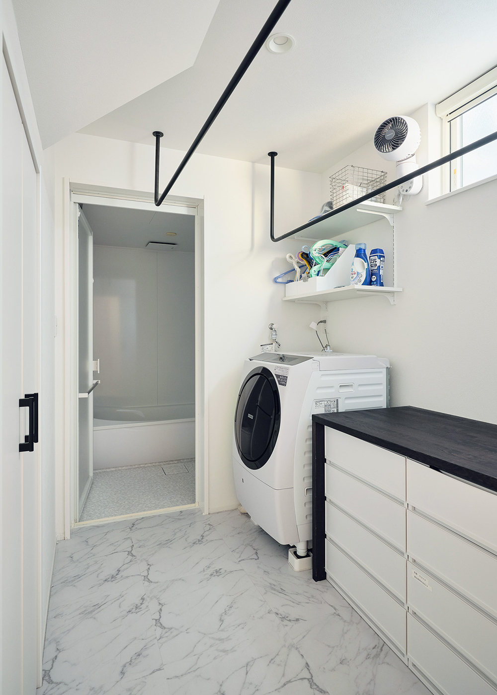 平屋建築ブルーハウス【デザイン住宅、間取り、ペット】2.5畳の脱衣スペース。洗う、干す、畳む作業がここで完結