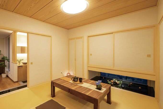 玄関からリビングを通らずに和室へつながる動線。吊り押入と地窓の効果で圧迫感がない