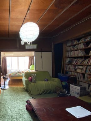 お父さまの居住スペース。和室にカーペットを敷いて洋間として使っていたが、荷物をしまいきれず、室内に雑然と置かれている状態だった