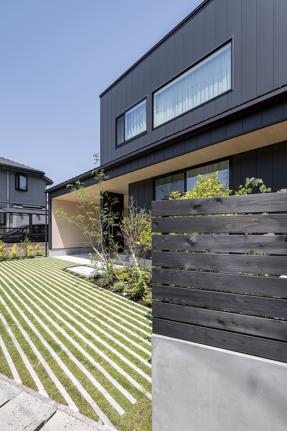 アールギャラリー（アールプランナー）【デザイン住宅、自然素材、建築家】外観デザインに奥行きを出すため設計した庇が印象的なMさん邸。軒天井にあしらった天然木が醸し出す、水平ラインが美しい